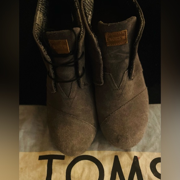 Woman’s Tom’s gray suede wedge booties - Picture 2 of 6